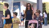 Victoria Beckham si to umí zařídit: O Harper se starají chůvy, ale i bráškové!