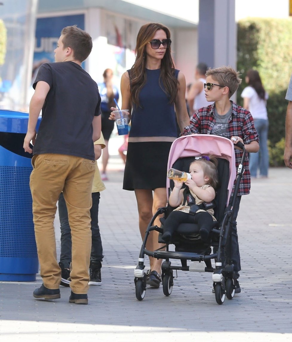 Rodina Beckhamových na procházce