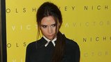 Tohle není Posh! Ztrhaná Victoria Beckham: Mastné vlasy, děsné šaty