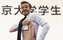 Když chtěl v lakýrkách Číňanům předvést, jak se kope do balonu, hodil epesní záda. A tak se David Beckham (37) musel vytáhnout jiným kouskem.