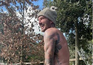 David Beckham v bílých trenkách v jezírku.