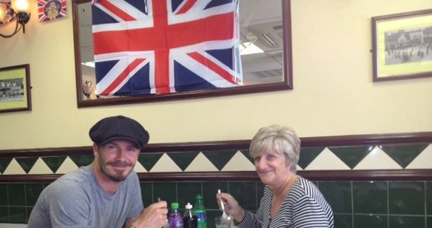 David Beckham na obědě s maminkou