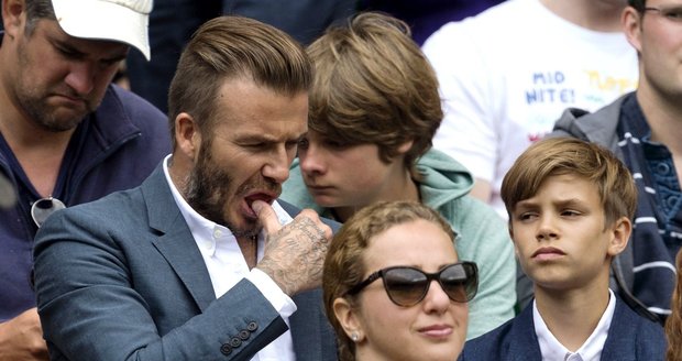 Beckhamovic hoši se šli podívat na Wimbledon. David začal Romea čistit nasliněným palcem.