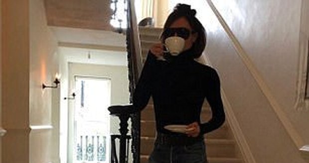 Victoria Beckham v předsíni.