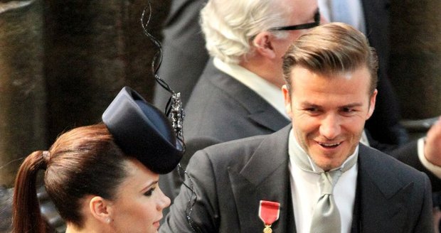 David Beckham hladí těhotenské bříško své manželce Victorii