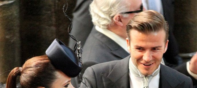 David Beckham hladí těhotenské bříško své manželce Victorii