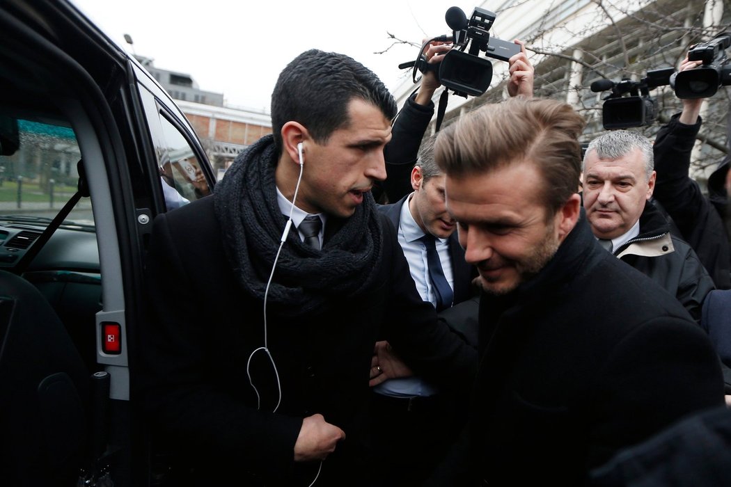 Davida Beckhama zachytili fotoreportéři před nemocnicí v Paříži, kde podstoupil lékařskou prohlídku, nezbytnou pro jeho přestup do PSG.