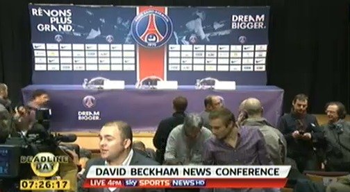 Sál plný novinářů čekající na Davida Beckhama.