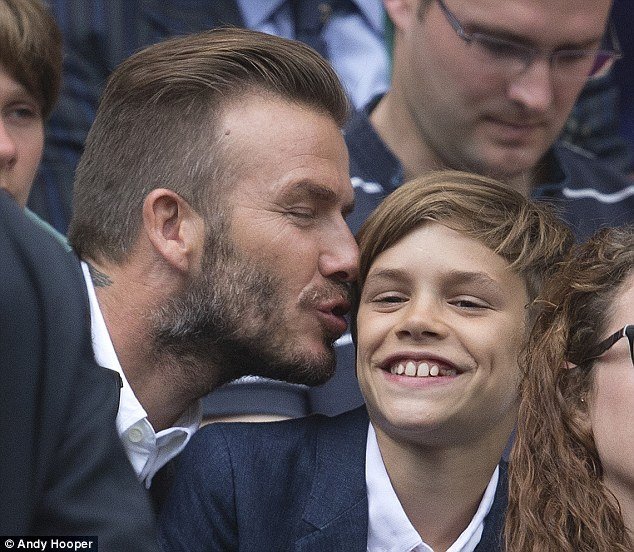 David Beckham se synem Romeem na tenise.