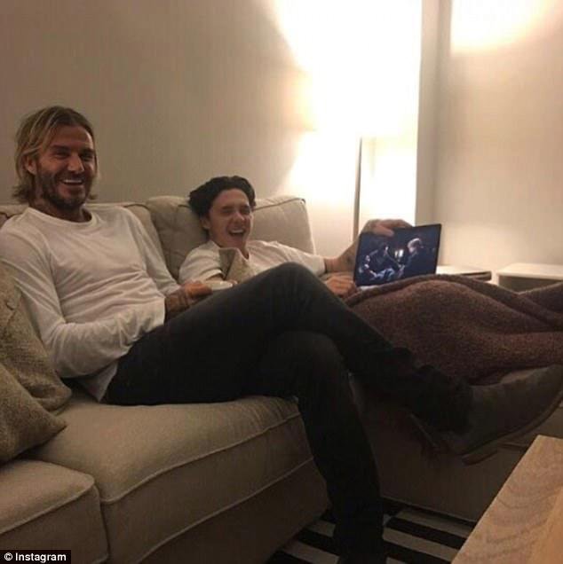 David Beckham se synem na gauči