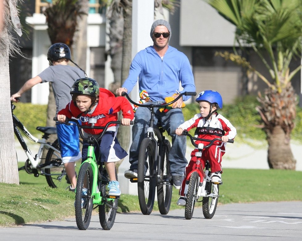 David Beckham vyrazil se syny na kolo