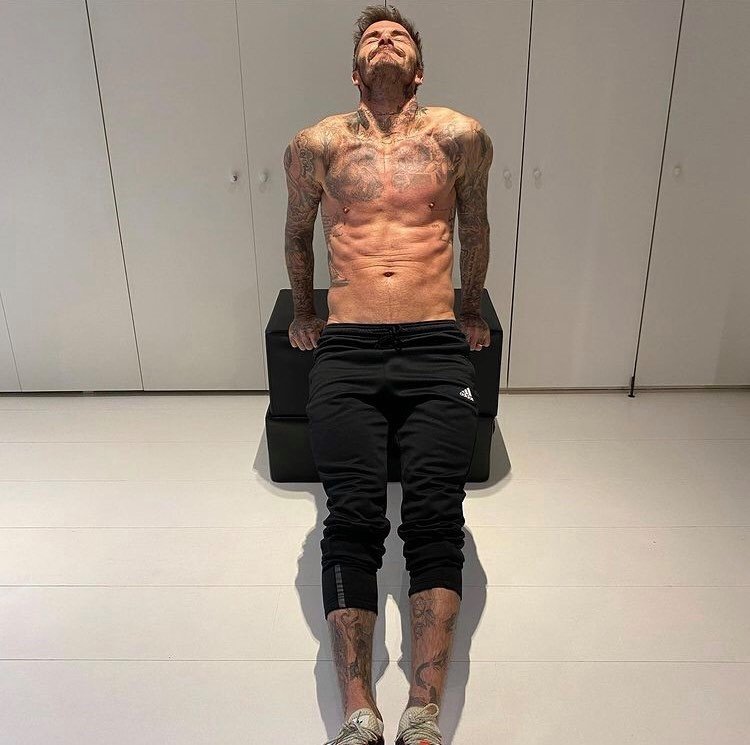 David Beckham cvičí jak o život.