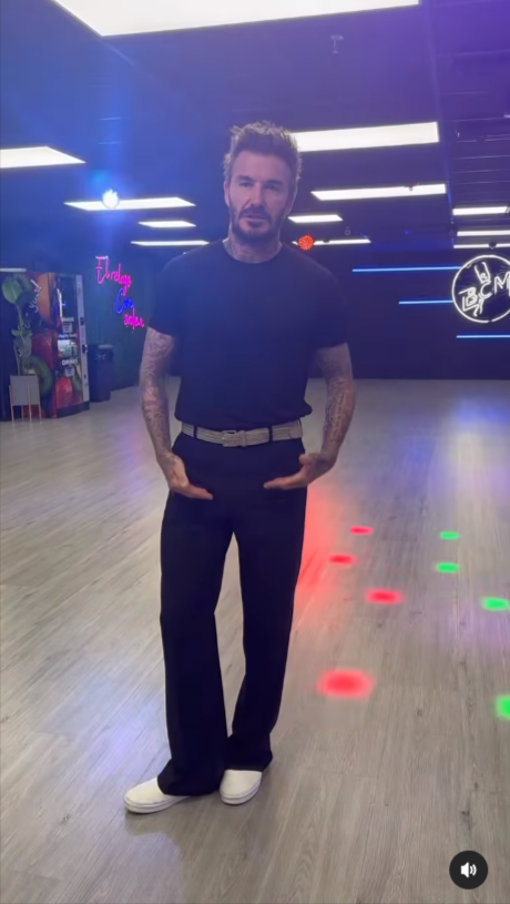 David Beckham ukazuje, že od pasu dolů se mu tančí dobře.
