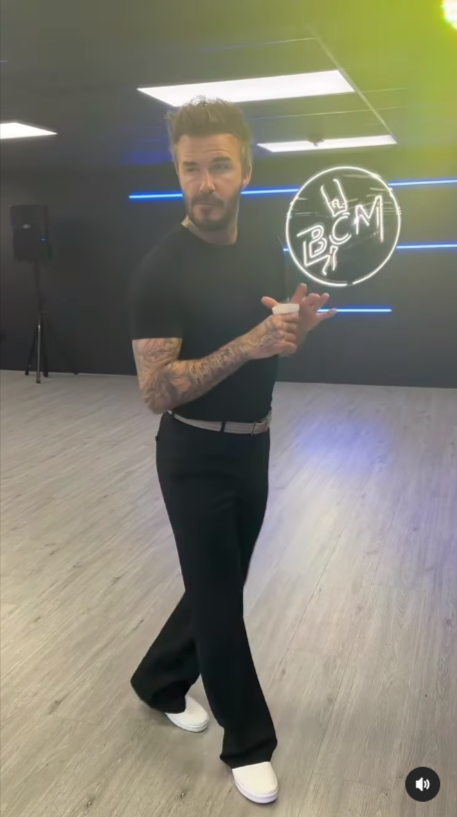 David Beckham trénuje taneční kroky.