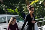 Kate Beckinsale v černém sáčku a upnutých kalhotách - přesně jako Victoria Beckham