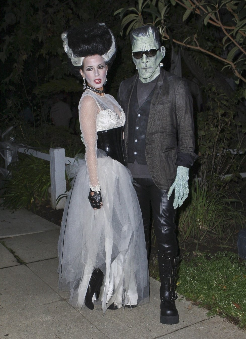 Herečka Kate Beckinsale se svým mužem v šíleném hororovém mundúru