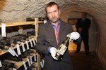 Kastelán zámku Bečov Tomáš Wizovský ukazuje v depozitáři jednu láhev vína z „Tekutého pokladu“. Má hodnotu asi 200 tisíc korun.