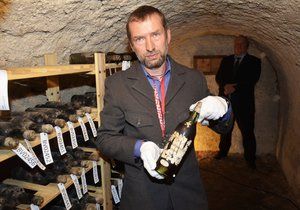 Kastelán zámku Bečov Tomáš Wizovský ukazuje v depozitáři jednu láhev vína z „tekutého pokladu“.