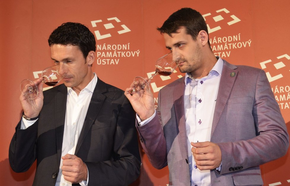 Andreas Wickhoff (vlevo) a Jakub Přibyl degustují vzorek vína.