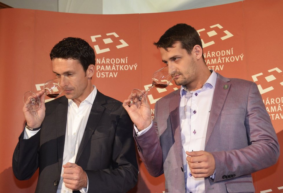 Andreas Wickhoff (vlevo) a Jakub Přibyl degustují vzorek vína.