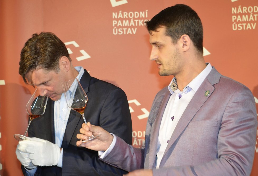 Andreas Wickhoff (vlevo) a Jakub Přibyl degustují vzorek vína.