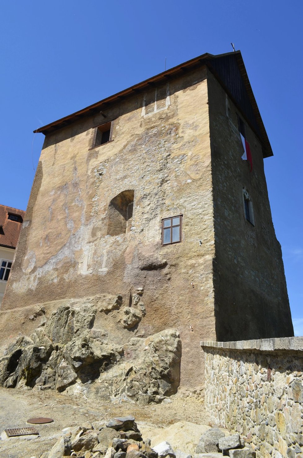 Tohle je věž hradu, kde se relikviář sv. Maura a láhve s víny našly.