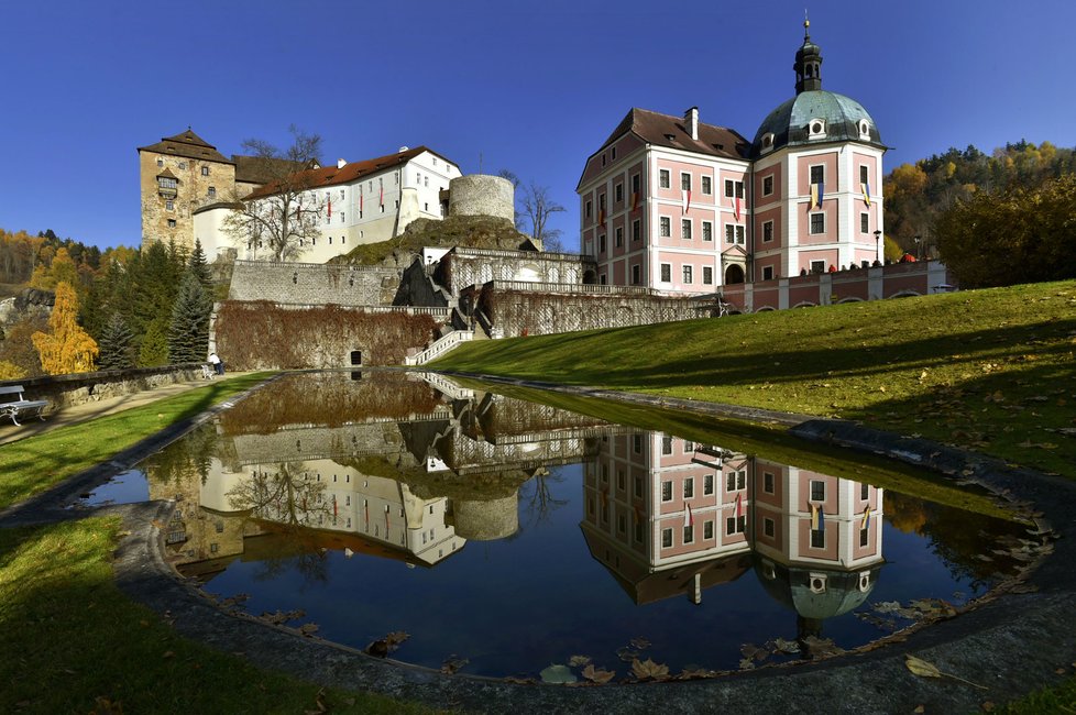 V areálu hradu a zámku v Bečově nad Teplou na Karlovarsku (na snímku) začaly 1. listopadu oslavy 30. výročí nálezu relikviáře svatého Maura.