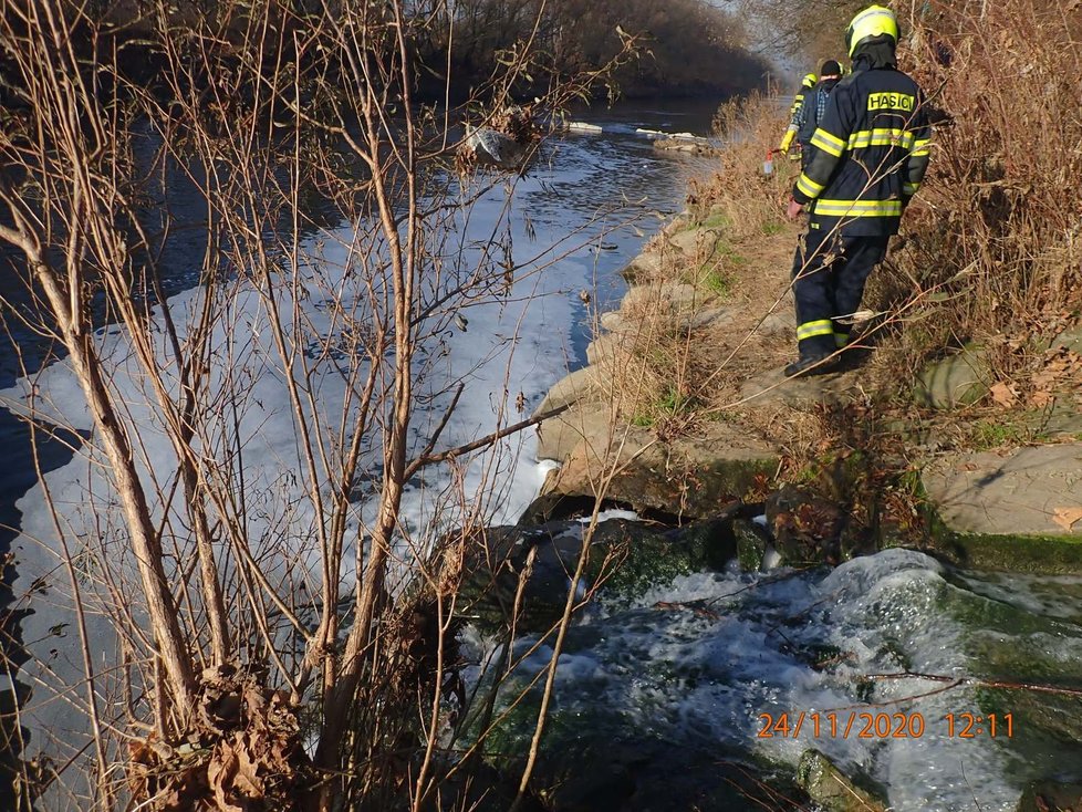 Hasiči odebírají vzorky z Bečvy, kam se opět dostala neznámá látka (24.11.2020)