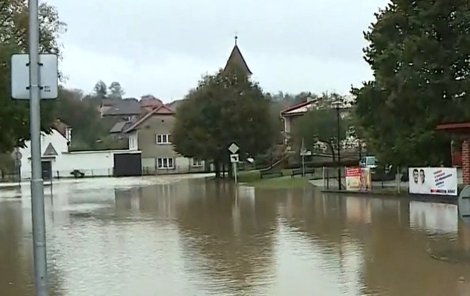 Rozvodněná Bečva v obci Ústí na Přerovsku. (14.10.2020)