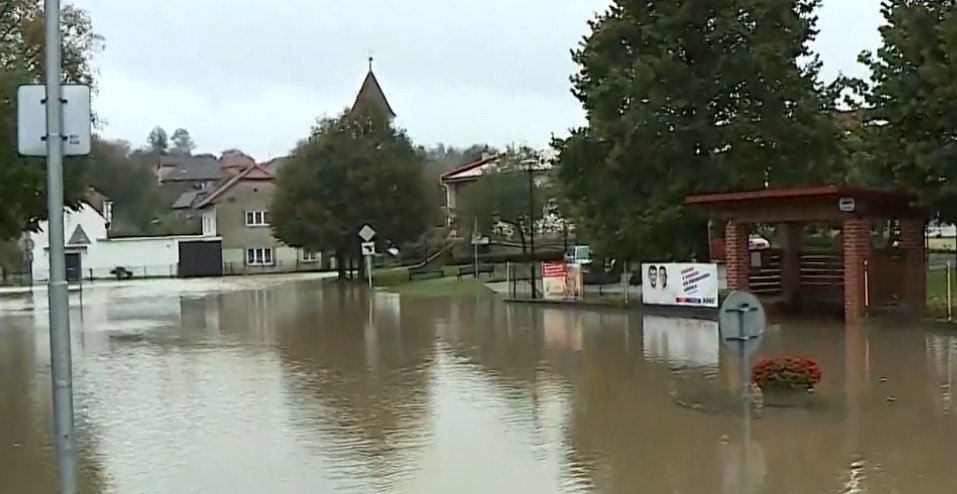 Rozvodněná Bečva v obci Ústí na Přerovsku. (14.10.2020)