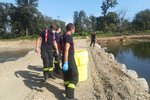 Do Bečvy unikla neznámá látka, uhynulo velké množství ryb. Situaci řešili hasiči z Olomouckého kraje