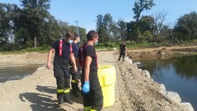 Do Bečvy unikla neznámá látka, uhynulo velké množství ryb. Situaci řešili hasiči z Olomouckého kraje