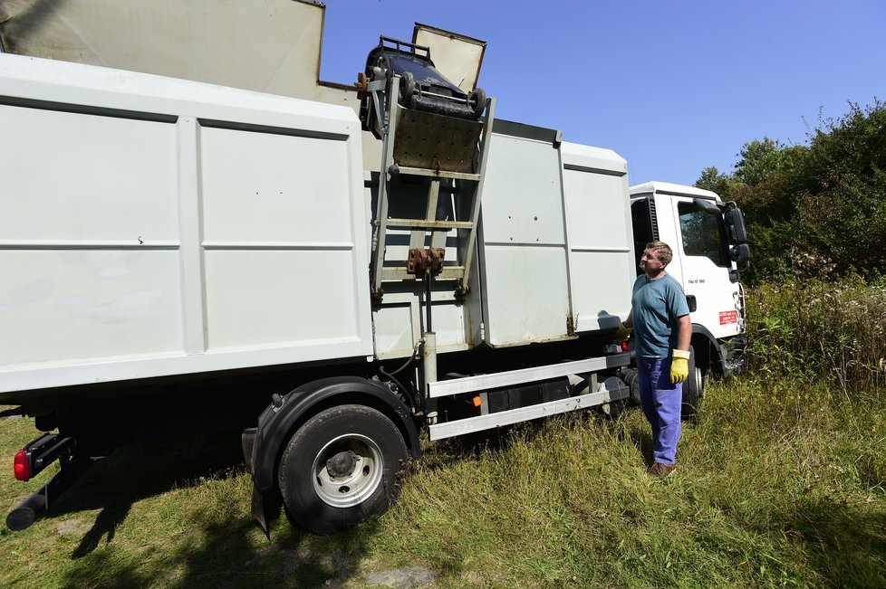 Odklízení mrtvých ryb v řece Bečvě (21. 9. 2020)