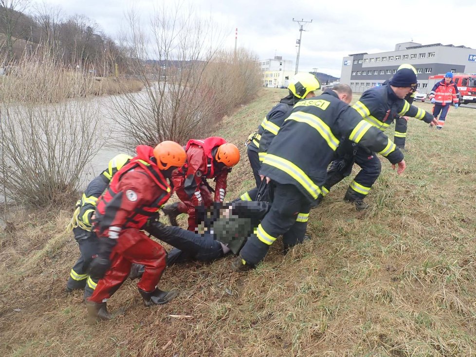Hasiči zachránili tonoucího muže z řeky Bečvy ve Vsetíně. Tělo muže táhl silný proud vody. 