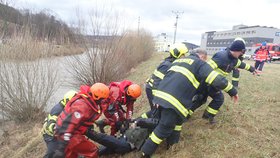 Muž na Vsetínsku spadl do potoka: Dravý proud ho vlekl kilometr a půl! Topila se i žena na Olomoucku