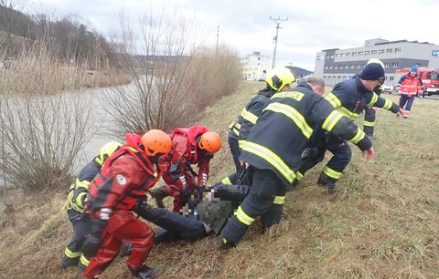 Muž na Vsetínsku spadl do potoka: Dravý proud ho vlekl kilometr a půl! Topila se i žena na Olomoucku