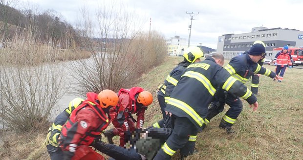 Muž spadl ve Vsetíně do potoka, proud ho odnesl až do Bečvy.