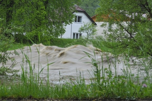 V obci Ústí na Vsetínsku dosáhla řeka Bečva kritického stavu.