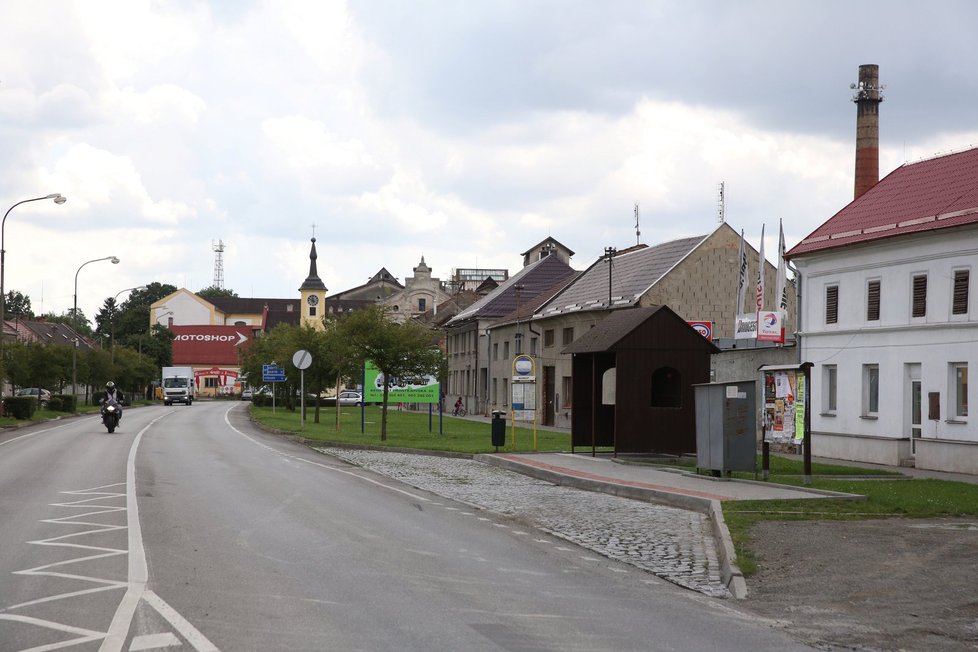 Náves v Bedihošti je úhledná a čistá, jako celá obec. Že by se v takové pohodě mohlo vraždit, snad nikoho ani nenapadne. A přece...