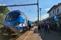 Zpoždění spojů ovlivní odměny manažerů Českých drah, varoval ministr dopravy Kupka