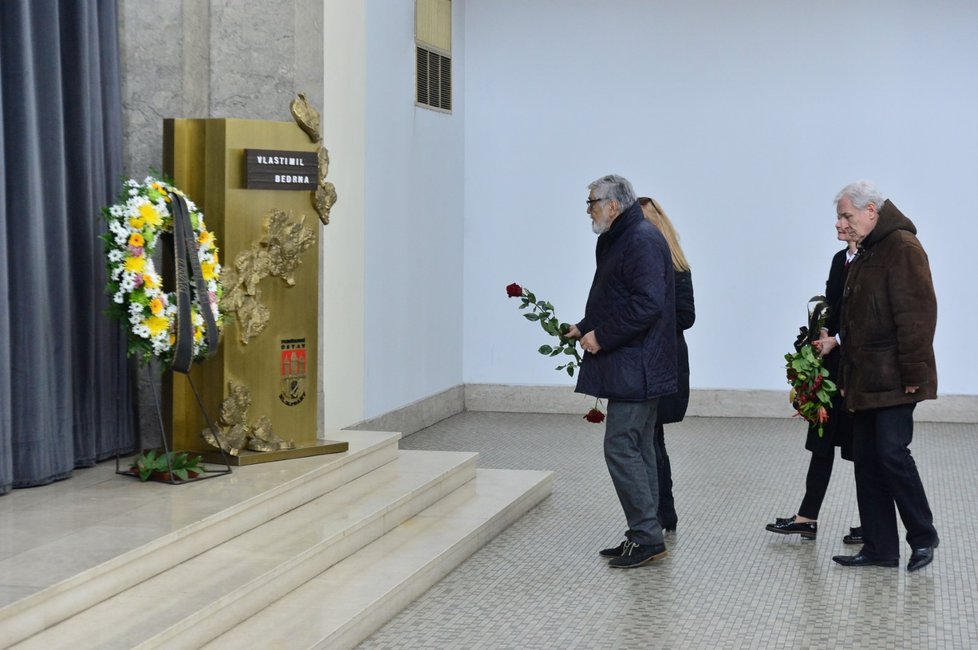 Jiří Bartoška a Karel Heřmánek položili rudou růži k rakvi.