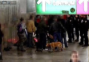Přibližně dvě desítky bezdomovců se ve čtvrtek večer pustily u hlavního nádraží do městských strážníků.
