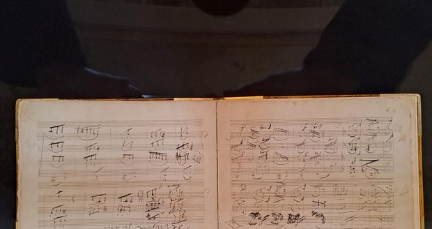 Druhá a třetí strana autografu 4. věty smyčcového kvarteta B dur op. 130 alla Danza tedesca Ludwiga van Beethovena z roku 1825-26. Unikátní originál pochází ze soukromé sbírky rodiny Petschků.