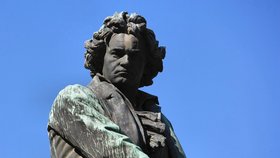 Vlasy slavného hudebního mistra Ludwiga van Beethovena se budou prodávat na aukci, cena se pohybuje okolo půl milionu
