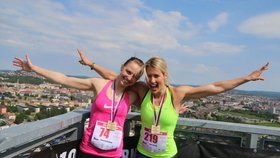 Unavené, ale šťastné. Vítězka závodu žen Petra Veselá (vpravo) s pátou Irenou Řezníčkovou na střeše AZ Toweru.