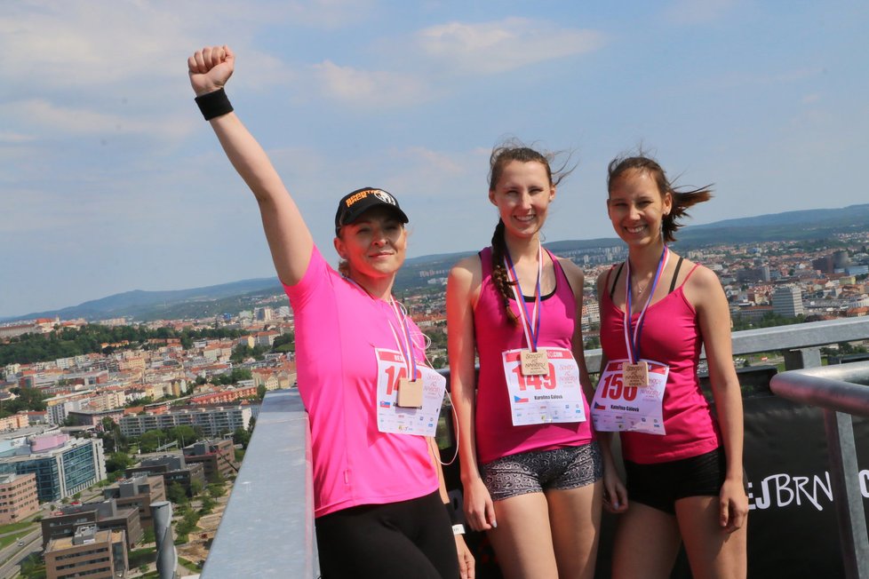 Většina běžců vyšla ještě po skončení závodu na střechu AZ Tower, což značilo vyšlápnout ještě 64 dalších strmých schodů.