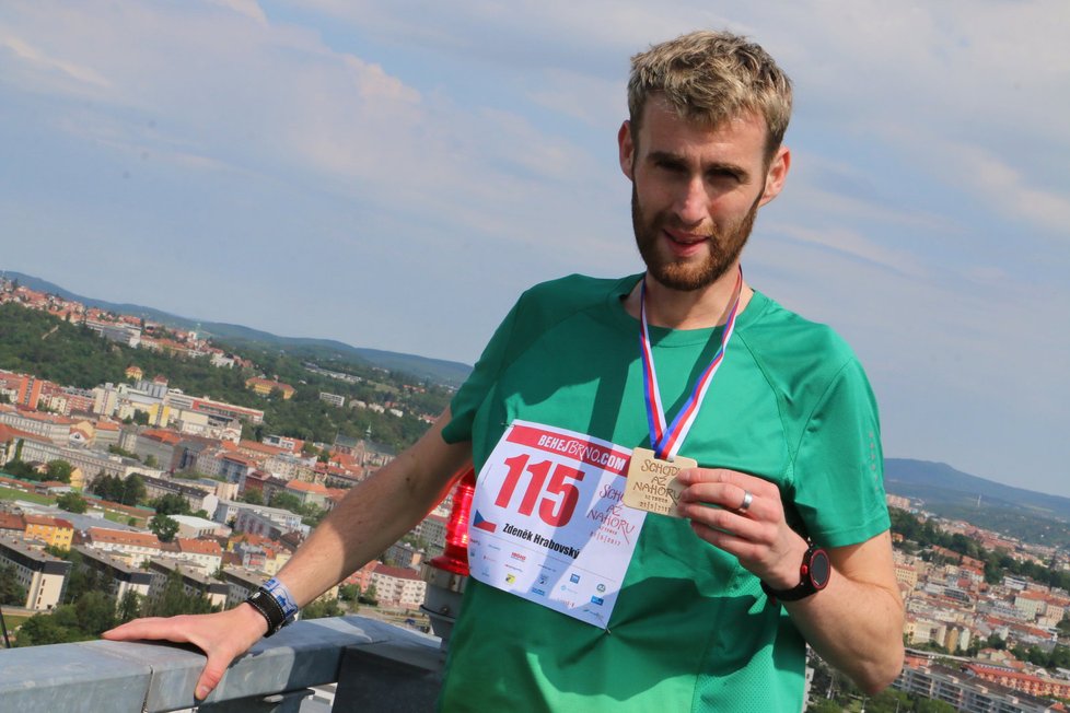 Většina běžců vyšla ještě po skončení závodu na střechu AZ Tower, což značilo vyšlápnout ještě 64 dalších strmých schodů.