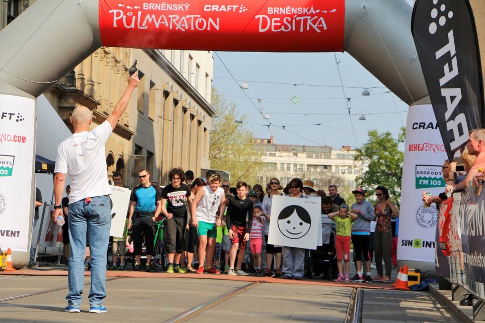 Běžci v Brně podpořili zrakově postižené děti a zkoušeli si, jaké je to být slepý