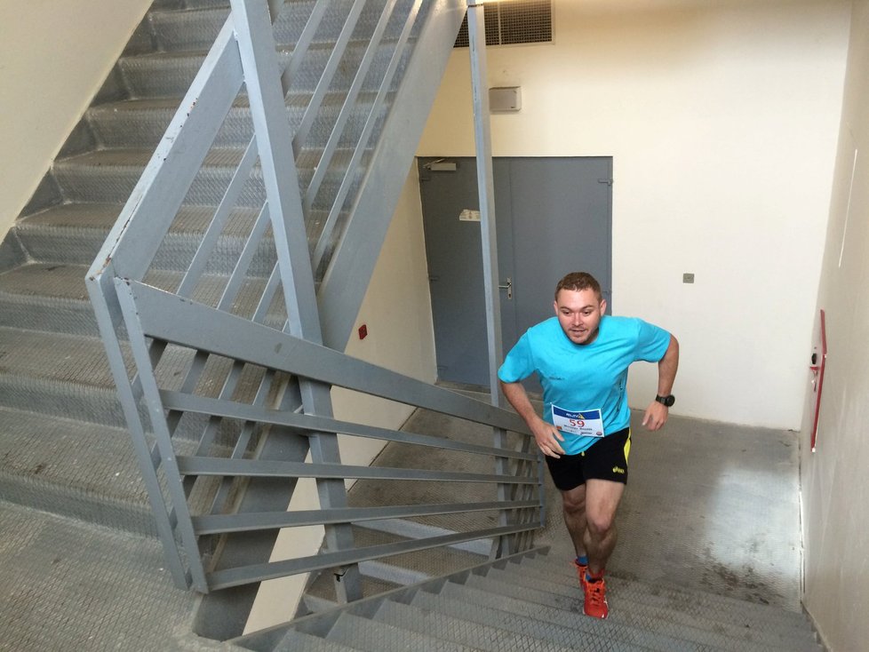 Sportovci běželi v netradičním závodu do schodů.