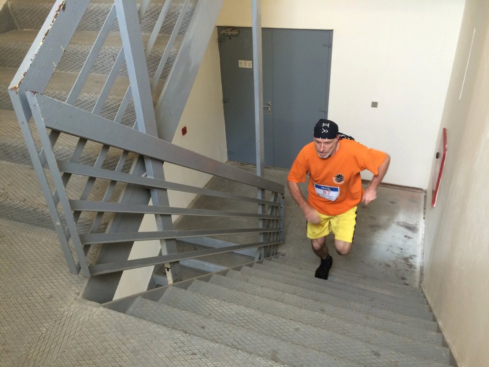 Sportovci běželi v netradičním závodu do schodů.